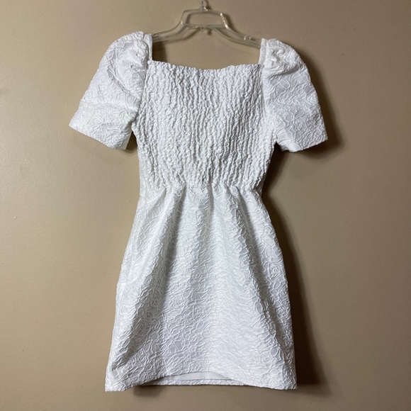 ELLIATT Feminise Textured Puff Sleeve Minidress - Picture 5 of 11